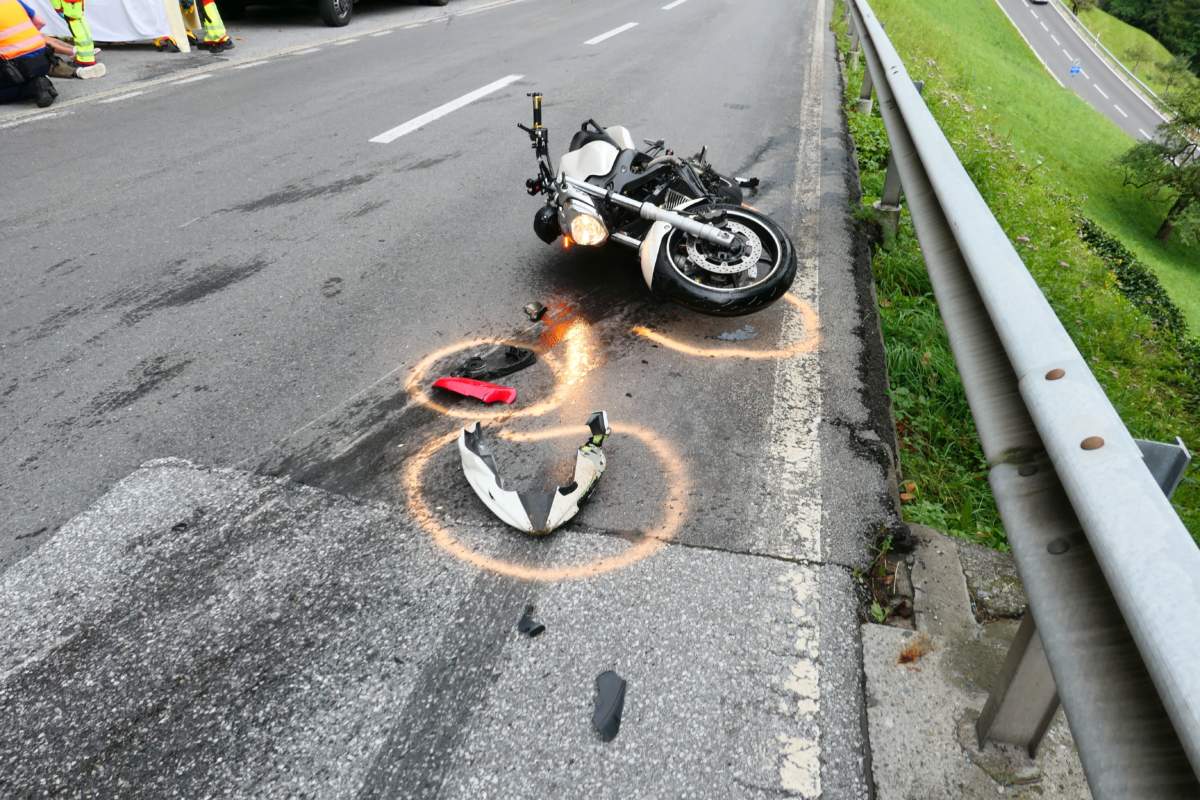 Mollis Gl Motorradfahrer Erleidet Bei Unfall Knieverletzung