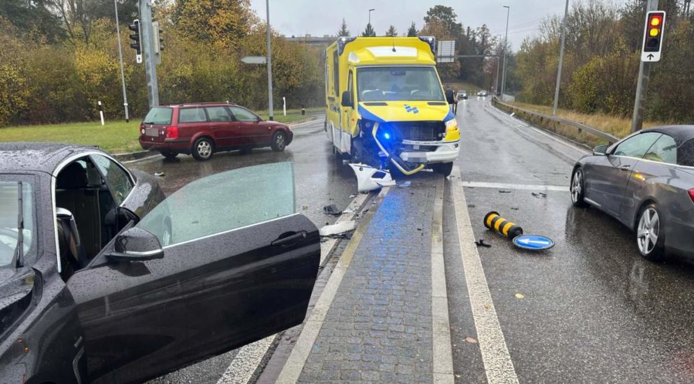 Wil SG Heftiger Unfall Mit Rettungswagen 30 000 Franken Schaden