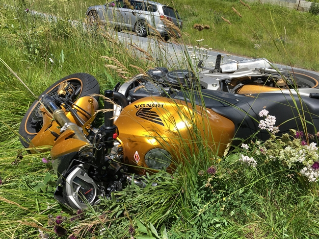 Zernez GR - Motorradfahrer Kollidiert Mit Lastwagen