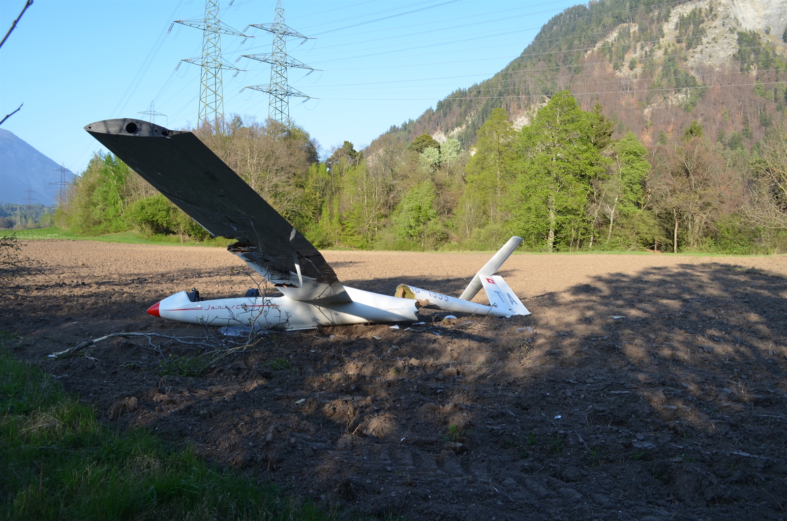 Rhäzüns GR - Segelflugzeug Bei Notlandung Abgestürzt