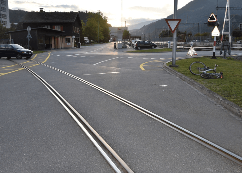 fahrrad kippt und landet auf dem kopf