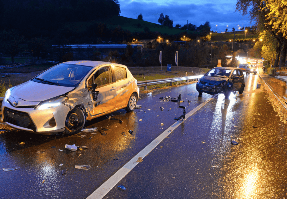 Luzern LU - Lenkerin Gerät Auf Gegenfahrbahn - Strasse Zwei Stunden ...