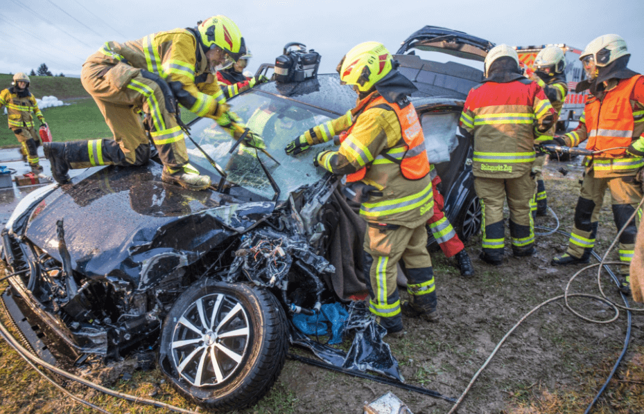 Horror-Crash In Menzingen ZG - 23-jähriger Autolenker Prallt Frontal In ...