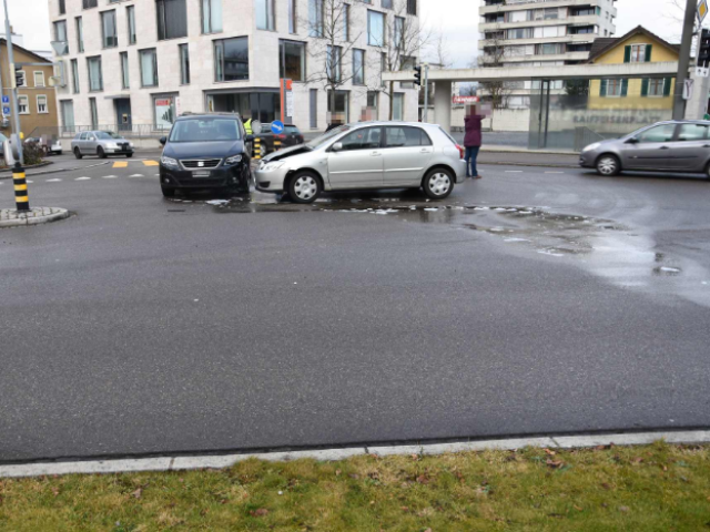 Unfall Niederuzwil SG - Lenker frontal gegen Auto geprallt
