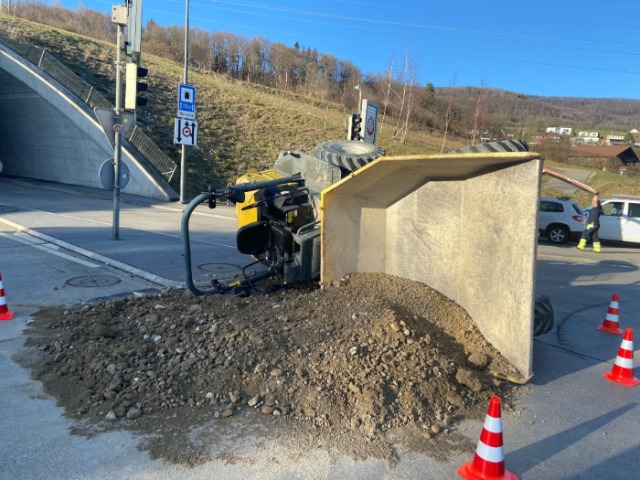 Küttigen AG - Unfall in Kreisverkehr