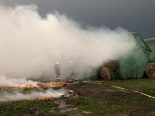 Kerzers FR - Strohballen-Brand nach Blitzschlag