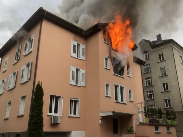 Brand in St. Gallen SG - Bewohner von Dach gerettet