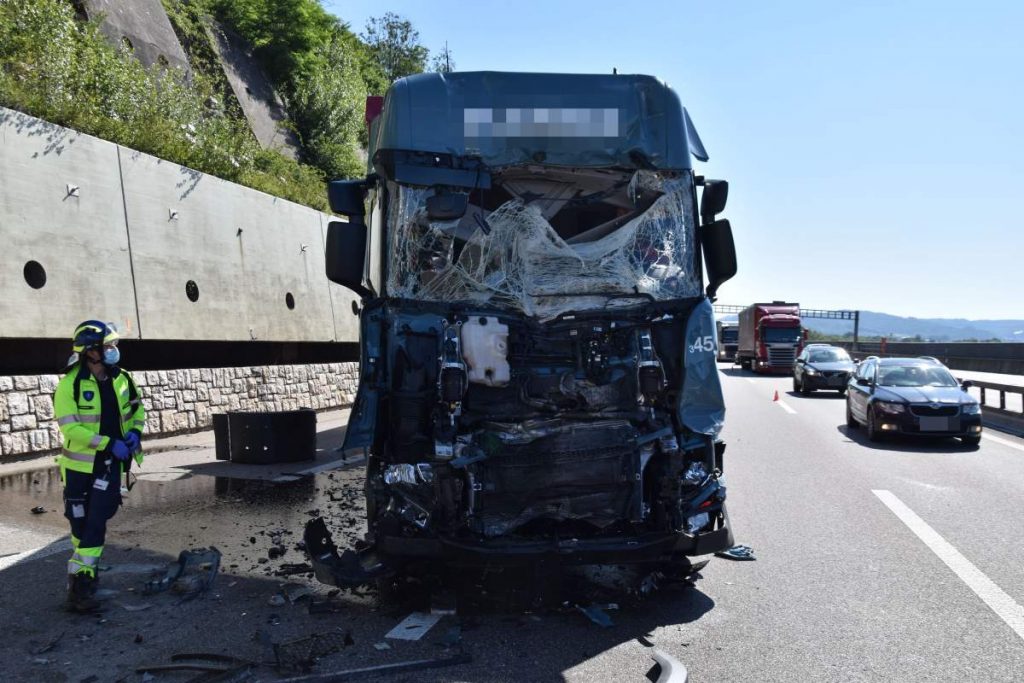 A1, Kappel SO - Heftiger Unfall zwischen zwei Sattelschleppern und einem Lastwagen