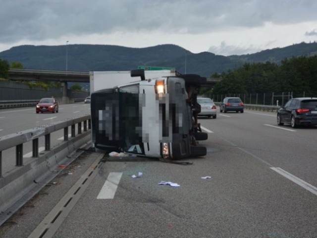 A1, Härkingen SO - Lieferwagen bei Selbstunfall auf die Seite gekippt