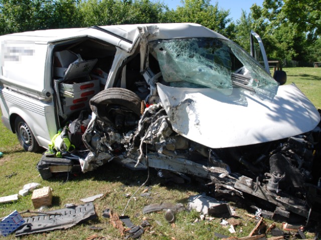 Bei Selbstunfall in Baum geprallt