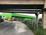 Kerzers FR - Mit Muldenkipper in Autobahnüberführungsbrücke geprallt