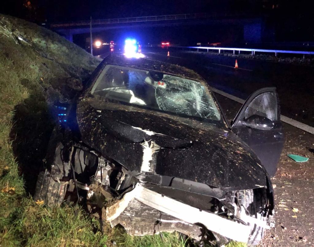 Unfall A1, Münchwilen TG - In Verkehrsteiler und Signaltafel gekracht