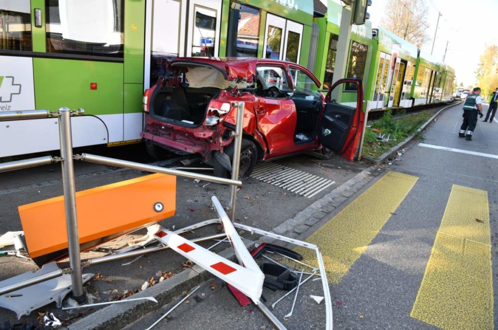 Arlesheim BL: Unfall zwischen Tram und Auto fordert Verletzte