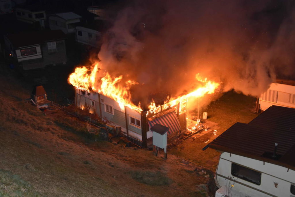 Krummenau SG - Wohnwagen in Vollbrand: 25 Feuerwehrleute im Einsatz