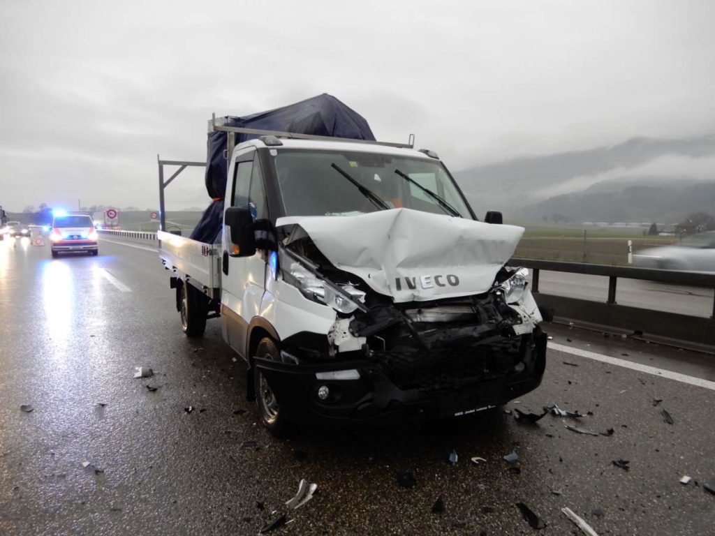 Unfall Oberbipp SO: Auf der A1 prallen vier Autos ineinander