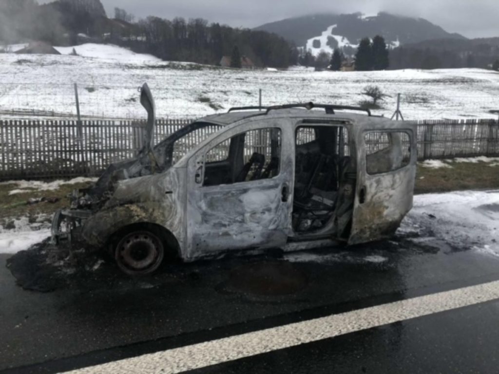 Châtel-St-Denis FR - Auto auf der A12 in Brand geraten