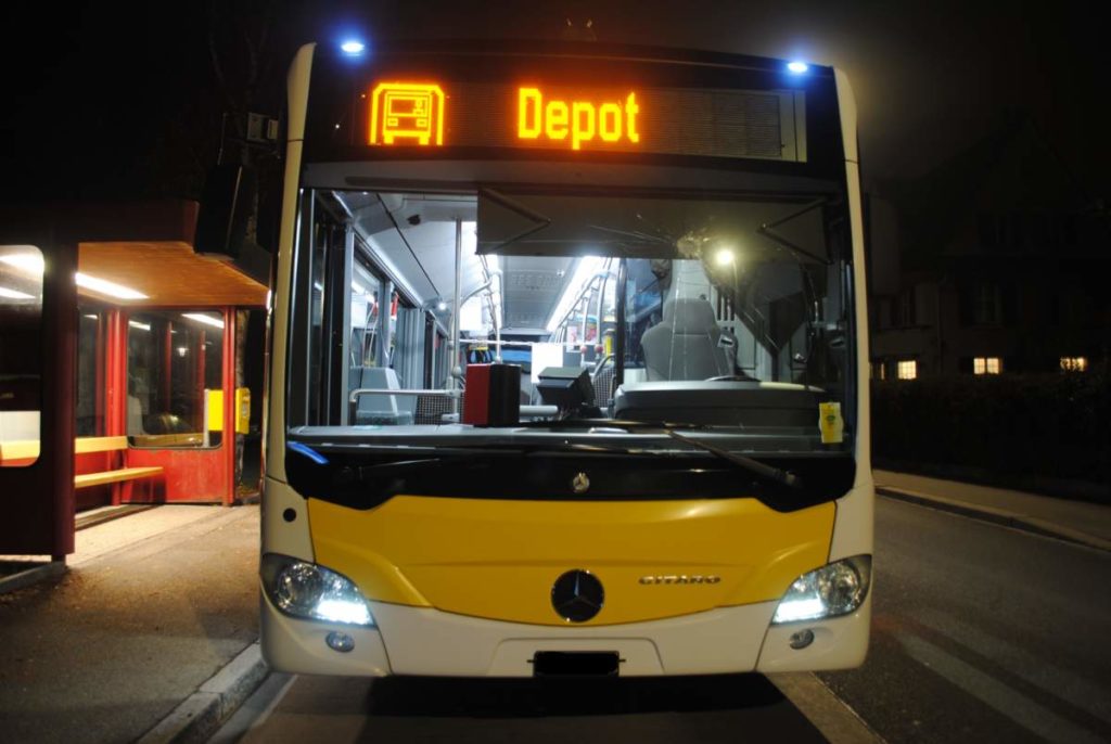 Stadt SH - Fahrender Bus mit Steinen beworfen