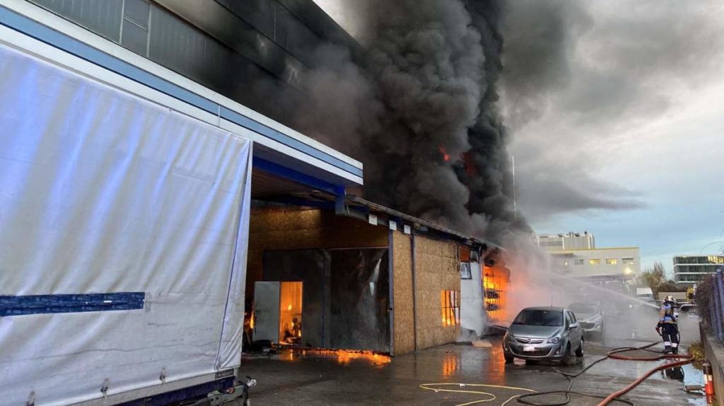 Brand in Aesch BL: Feuer in einer Autowerkstatt