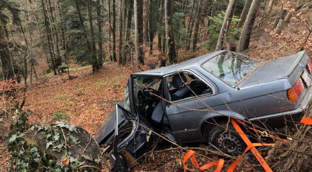 Selbstunfall Röschenz BL - Auto prallt gegen Baum, ein Verletzter