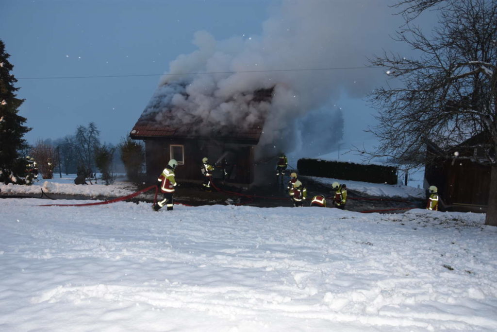 Oberhelfenschwil SG: 70 Feuerwehrangehörige bei Garagenbrand im Einsatz