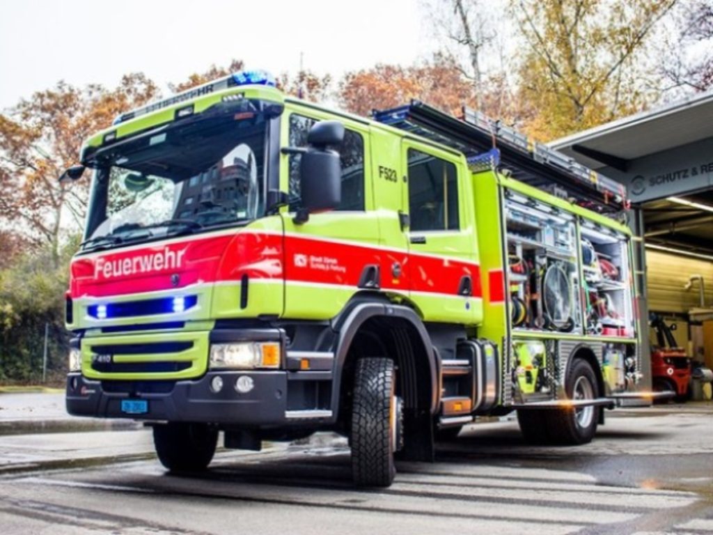 Le Pâquier FR - Öl auf Fahrbahn ausgelaufen