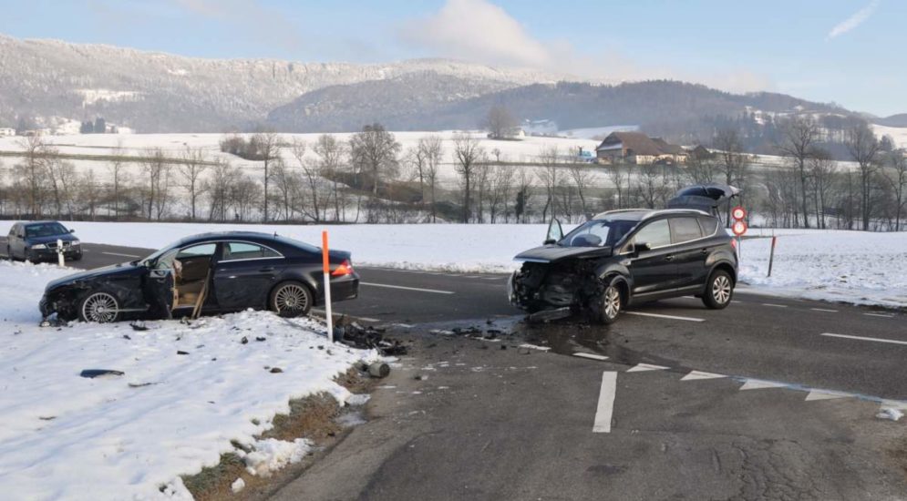 Hubersdorf SO - Unfall zwischen zwei Autos, vier Personen ins Spital gebracht