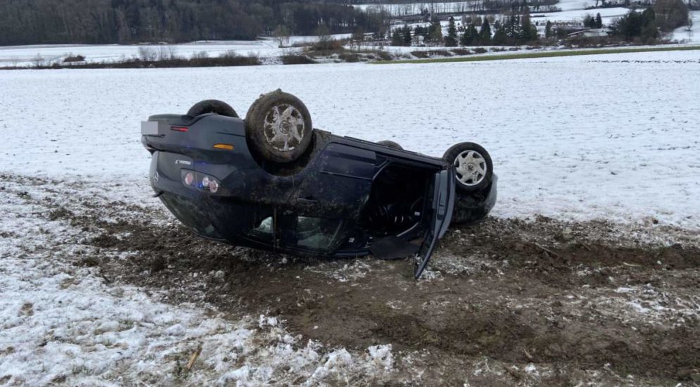 Unfall Dottikon: Autolenker landet im Acker