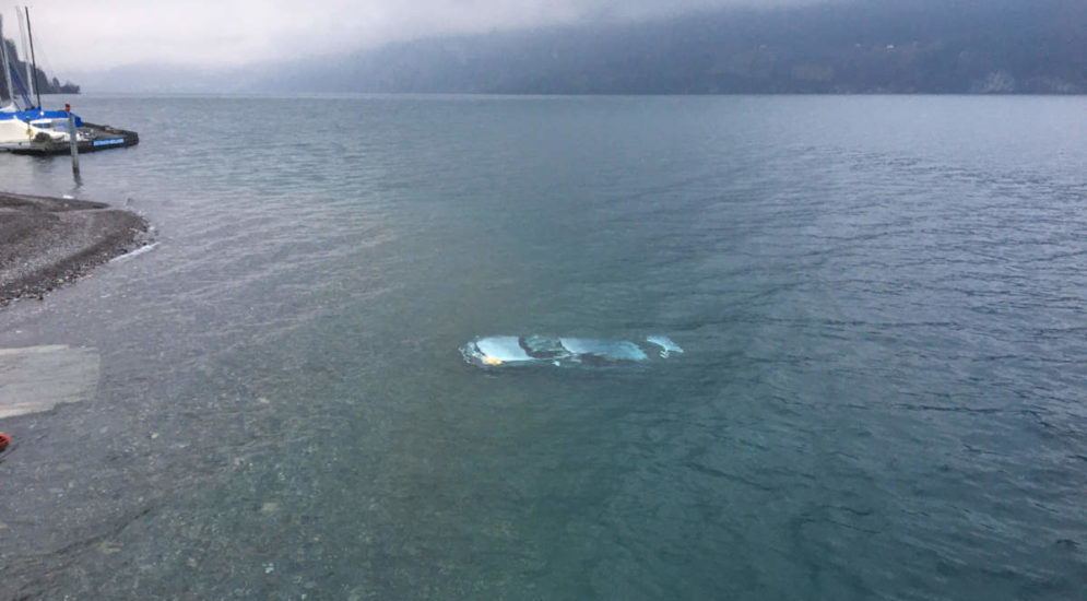 Unfall Mühlehorn GL - Auto mit Anhänger in See gerutscht