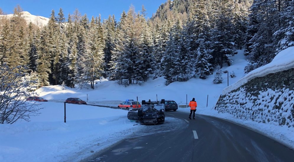 Marmorera GR: Auto landet bei Unfall auf dem Dach