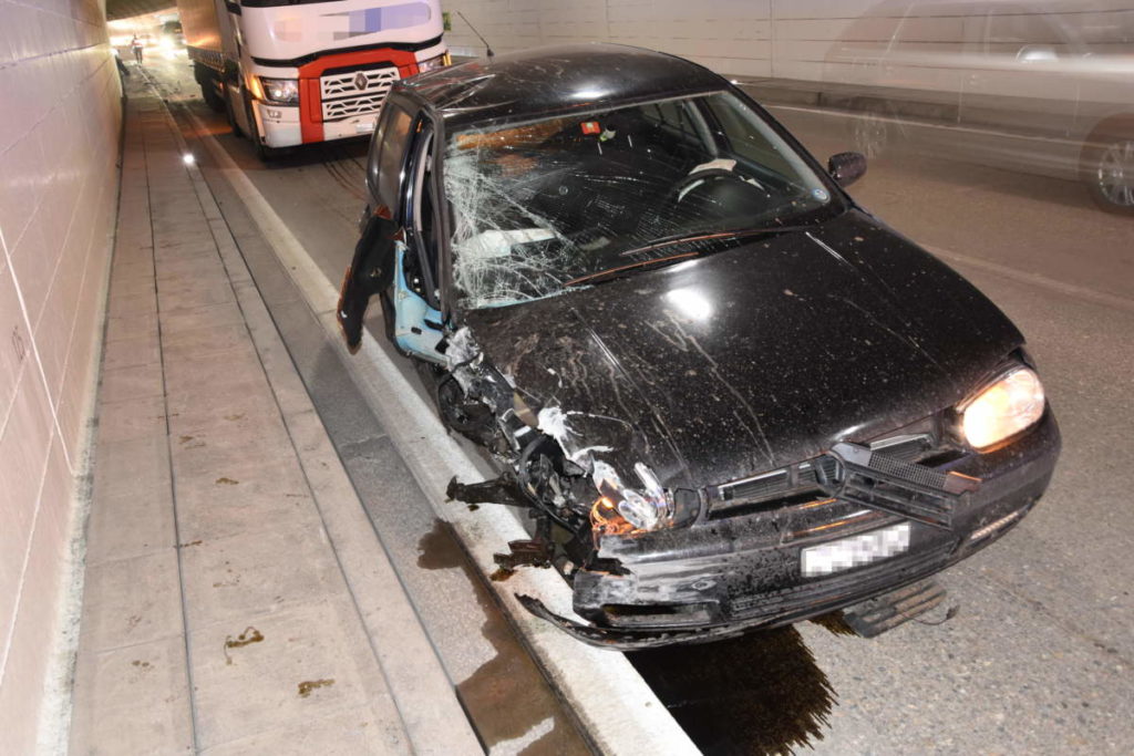 Unfall A3 Murg SG - Wegen Sekundenschlaf heftig in Notnische geprallt