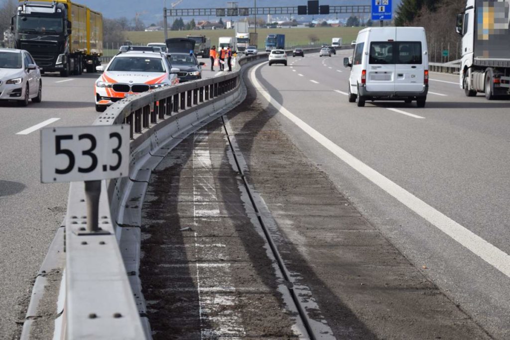 Unfall Gunzgen SO: Sattelmotorfahrzeug prallt auf A1 in Leiteinrichtungen