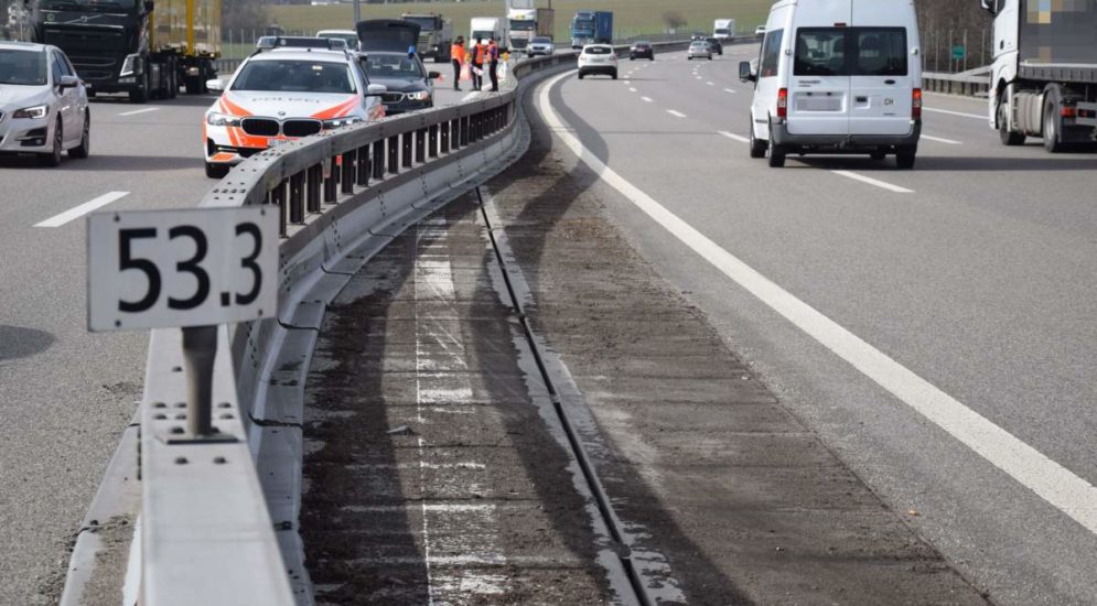 Unfall Gunzgen SO: Sattelmotorfahrzeug prallt auf A1 in Leiteinrichtungen