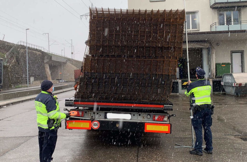 A3, Basel: Sattelschlepper mit Ladung in Schräglage gestoppt