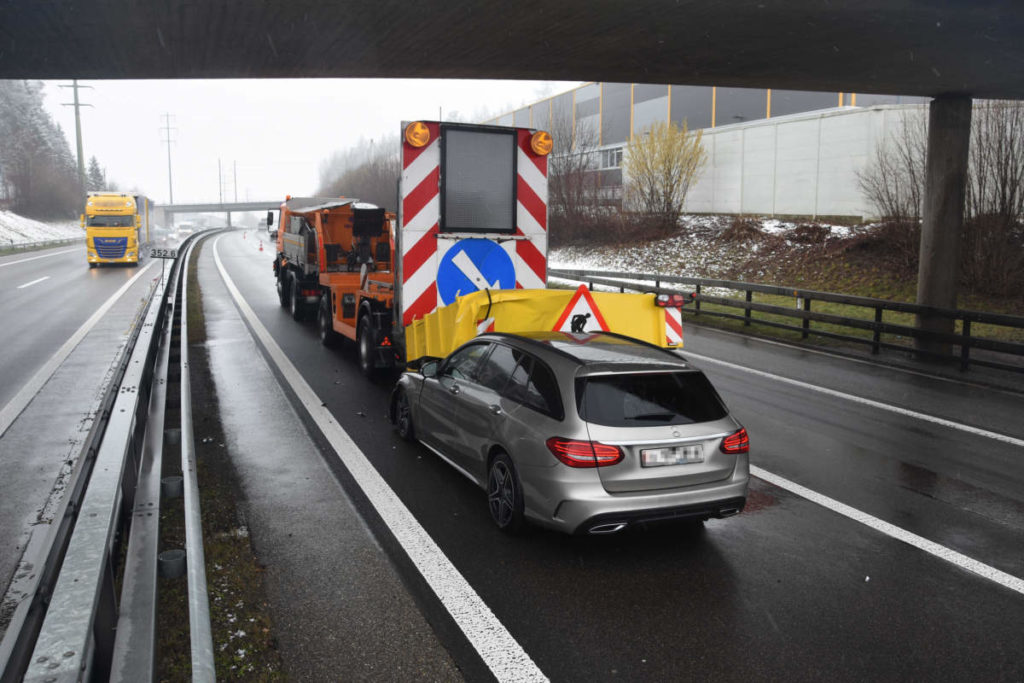 Wil: Bei einem Unfall auf der A1 in Signalisationsanhänger geprallt