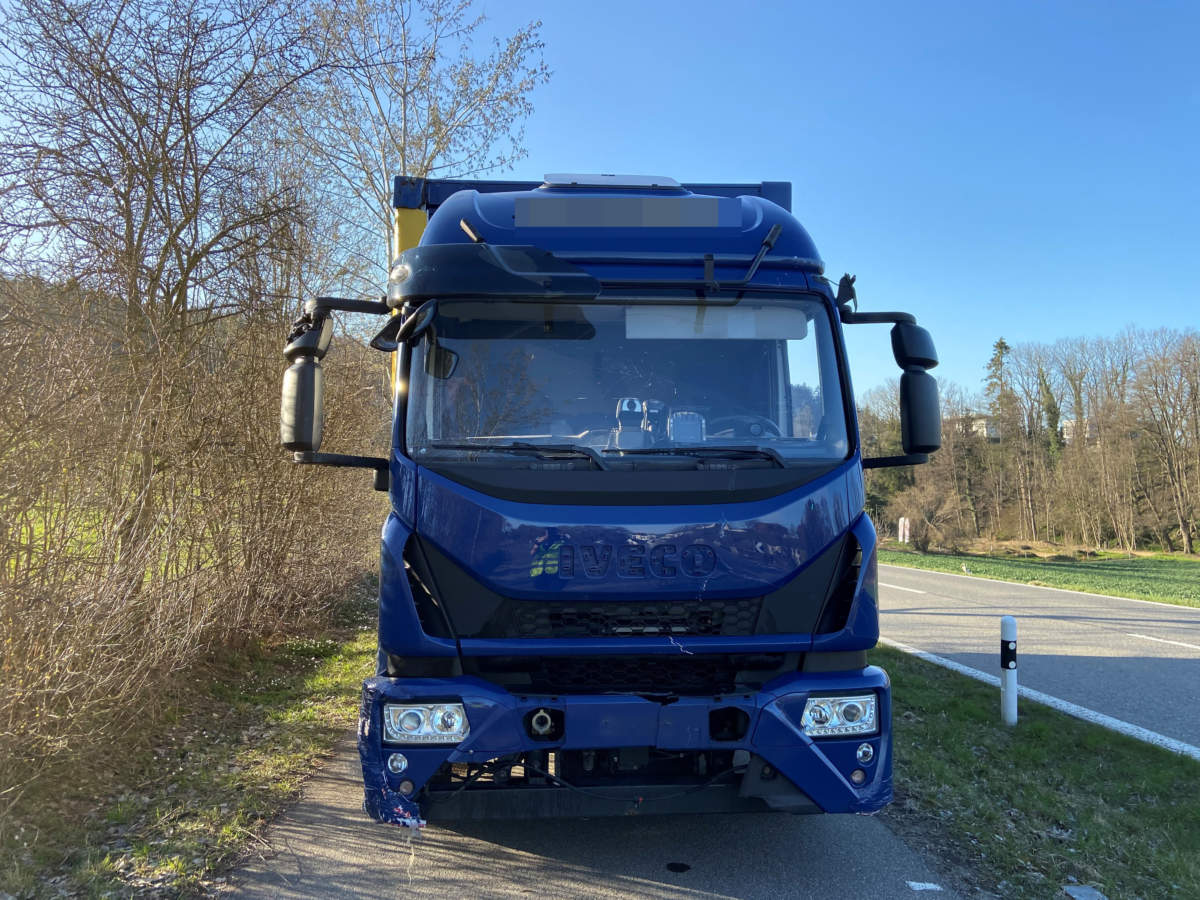 Wettingen AG - Vereiste Strasse - Auto landet in der ...