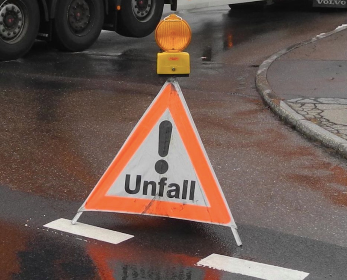 Accident in Zurich ZH: car trapped under scaffolding