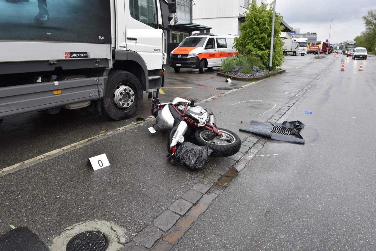 Kloten ZH: Töfffahrer Bei Unfall Schwer Verletzt | Polizei-Schweiz.ch