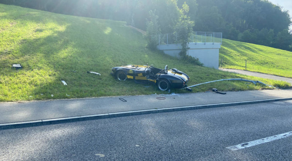 Wohlen Ag Autolenker Zieht Sich Bei Unfall Erhebliche Verletzungen Zu Polizei Schweiz Ch