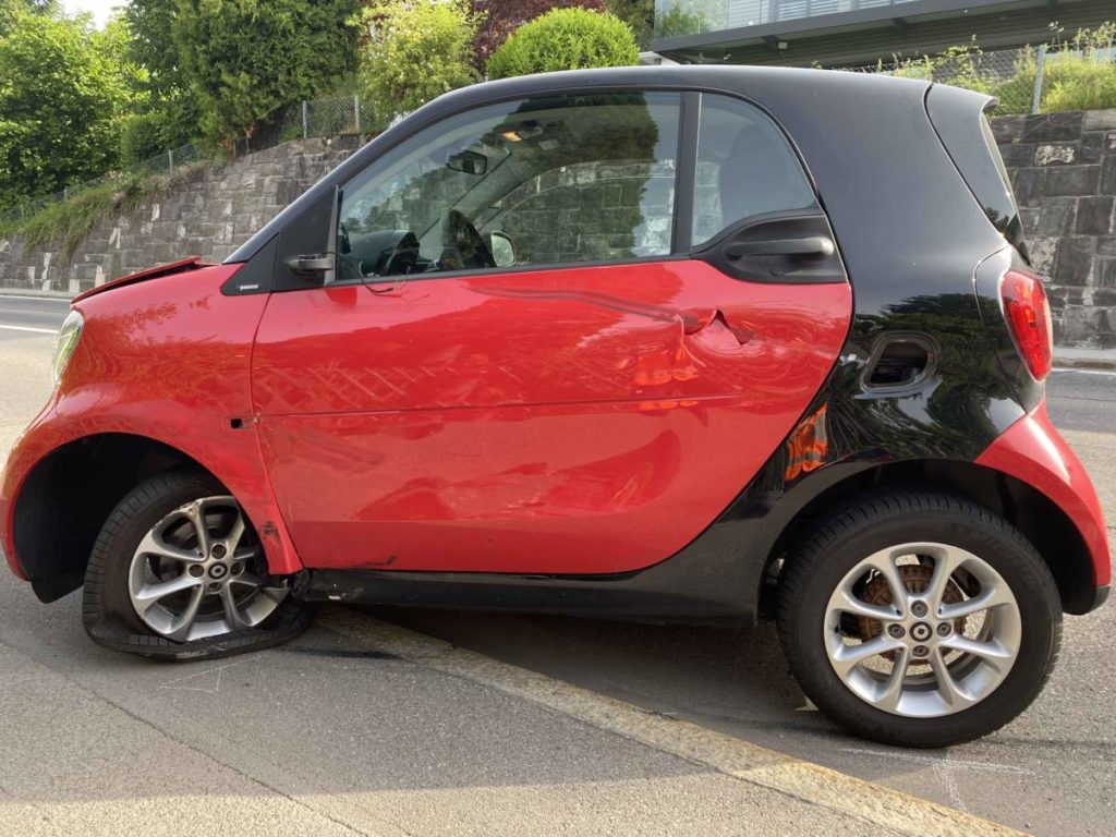 Unfall Oberageri Zg Crash Nach Gefahrlichem Uberholmanover Polizei Schweiz Ch