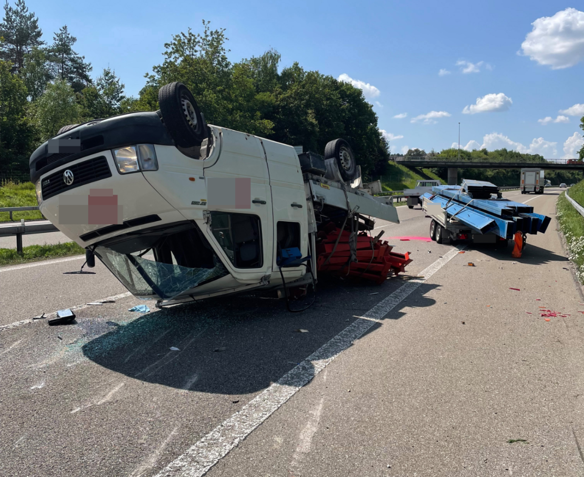 A1 Sirnach Tg Lieferwagen Uberschlagt Sich Bei Unfall Polizei Schweiz Ch