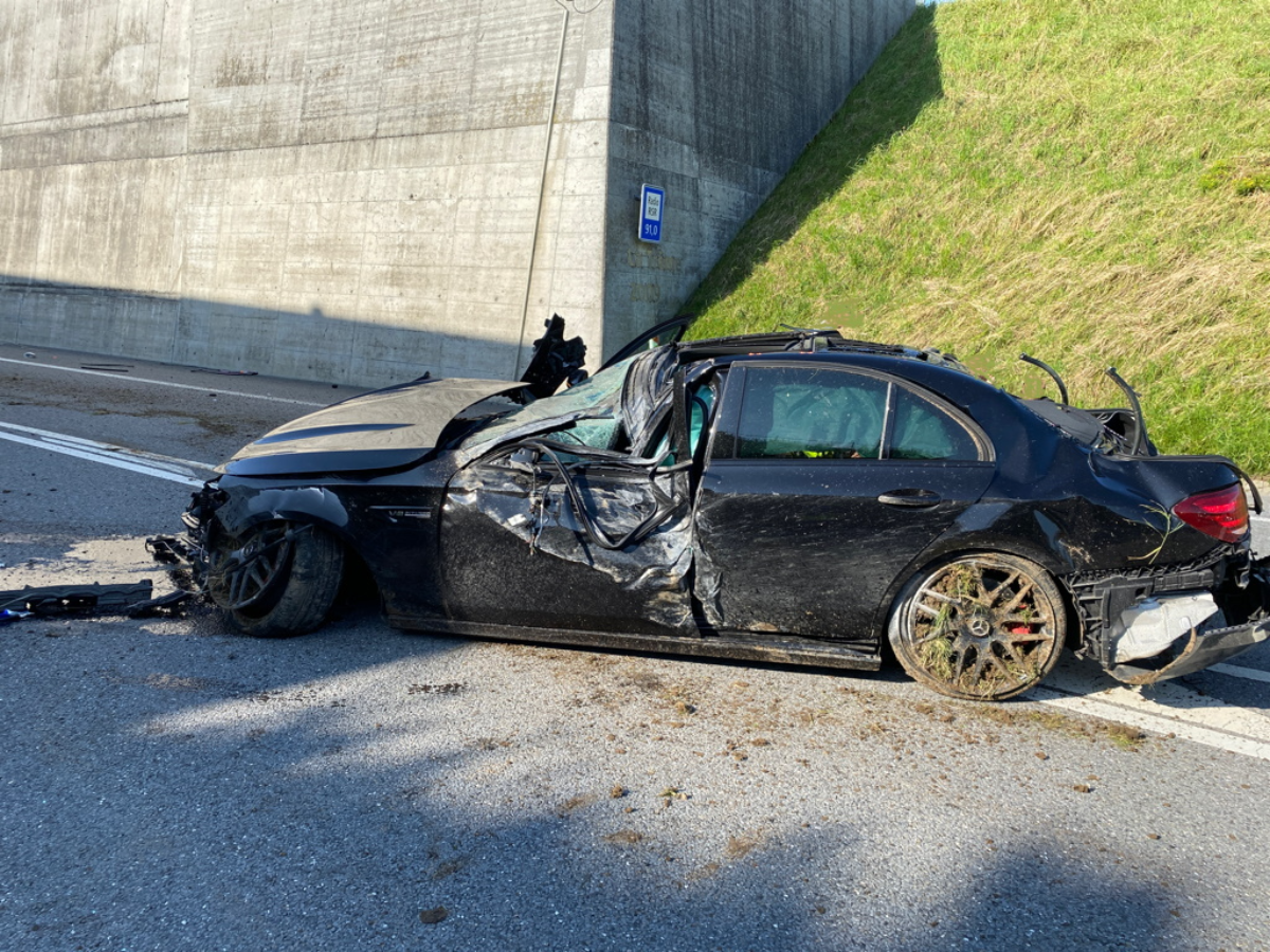 La Treme Tunnel Fr Fahrer Bei Unfall Schwer Verletzt Von Feuerwehr Befreit Polizei Schweiz Ch