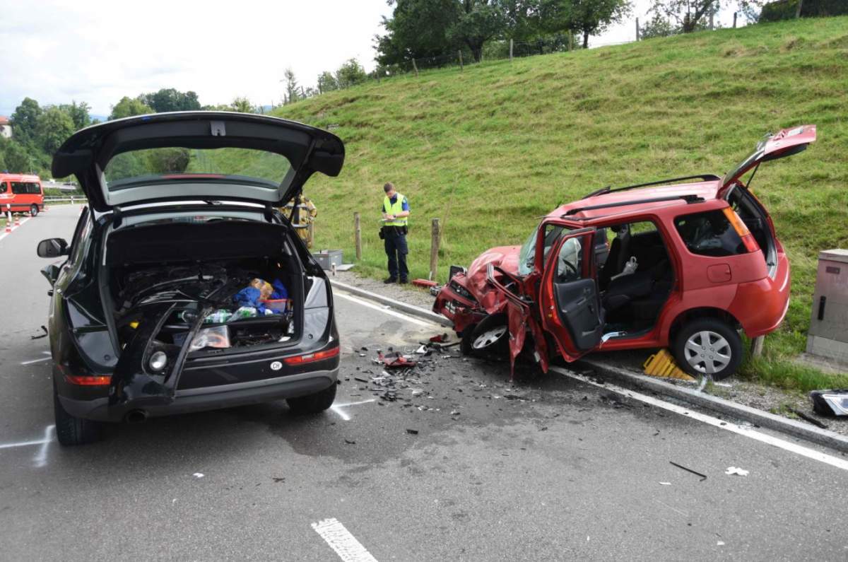 Unfall Lutisburg Sg 21 Jahrige Frau In Auto Eingeklemmt Und Schwer Verletzt Polizei Schweiz Ch