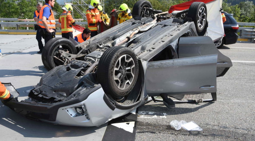 N3 Walenstadt Sg Auto Uberschlagt Sich Bei Unfall Und Landet Auf Dach Polizei Schweiz Ch