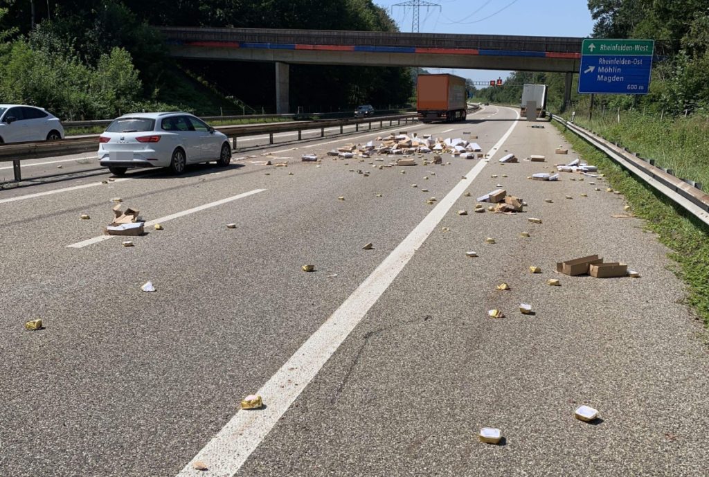 Rheinfelden Ag Unfall Zwischen Zwei Lastwagen Katzenfutter Auf Autobahn Verteilt Polizei Schweiz Ch