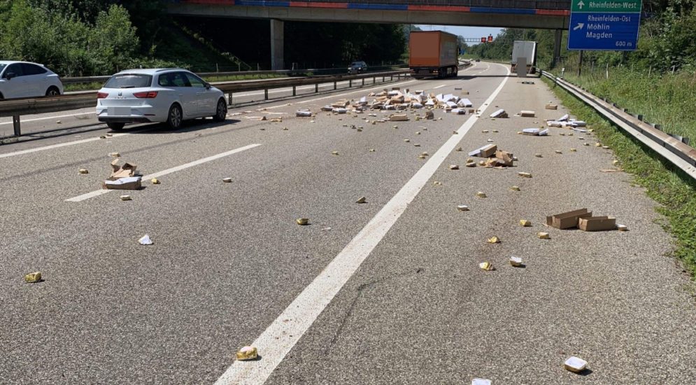 Rheinfelden Ag Unfall Zwischen Zwei Lastwagen Katzenfutter Auf Autobahn Verteilt Polizei Schweiz Ch