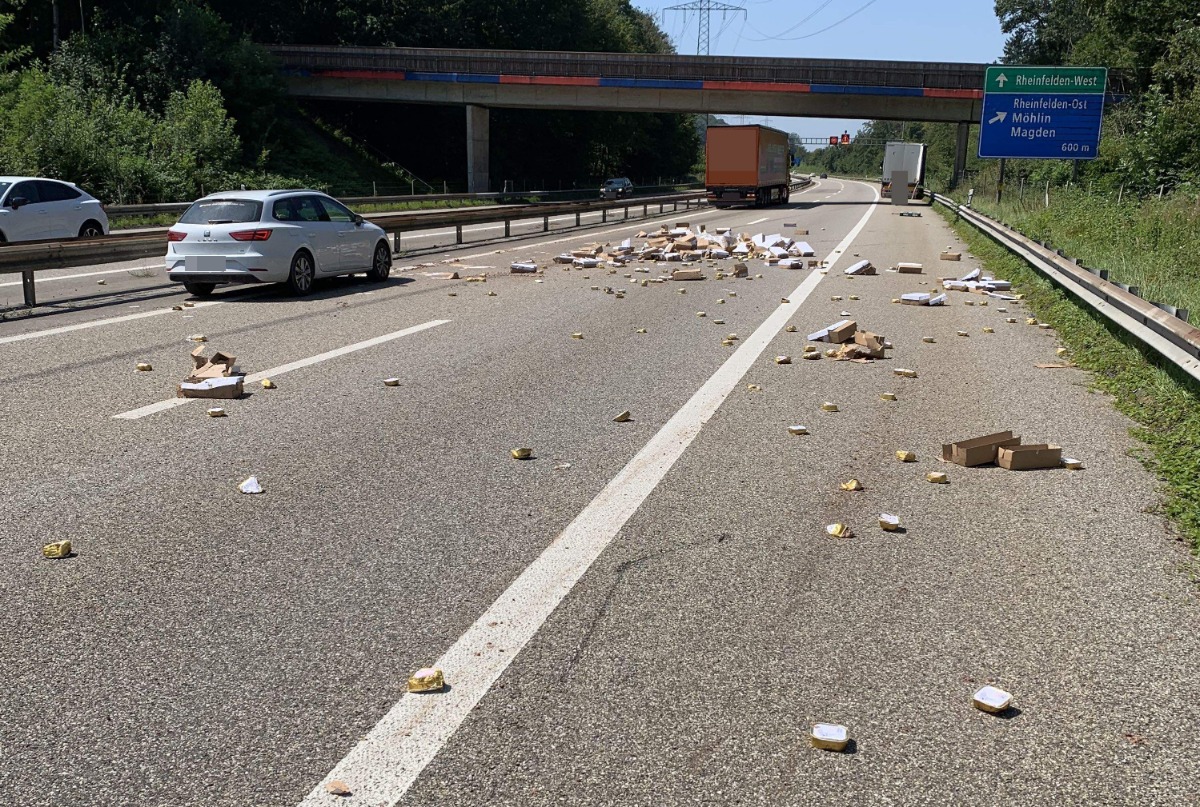 Rheinfelden Ag Unfall Zwischen Zwei Lastwagen Katzenfutter Auf Autobahn Verteilt Polizei Schweiz Ch