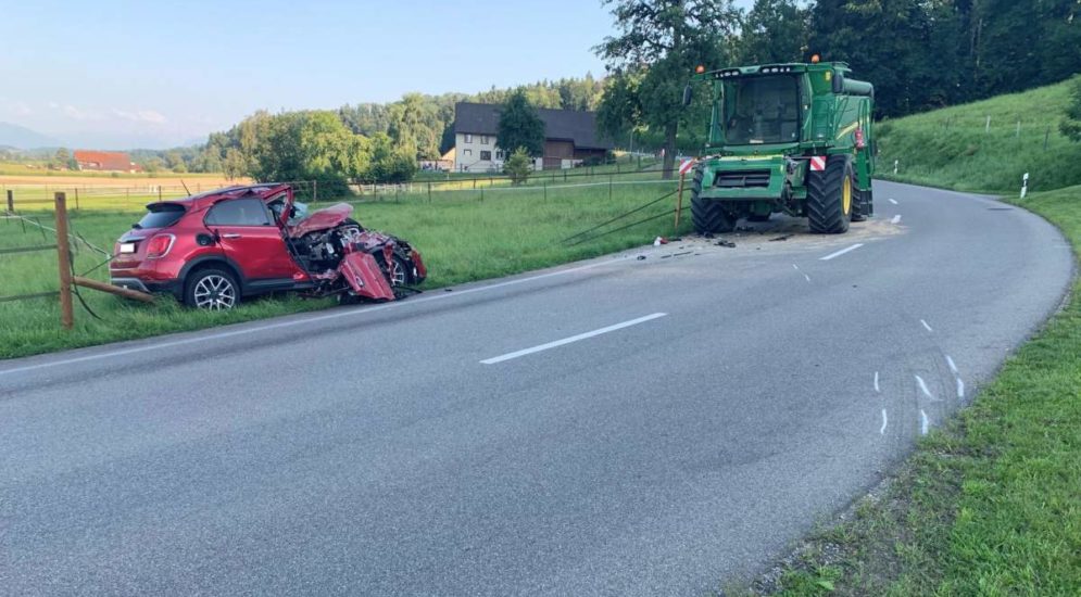 egg-zh-in-kurve-auf-gegenfahrbahn-geraten-und-in-m-hdrescher-gecrasht-polizei-schweiz-ch