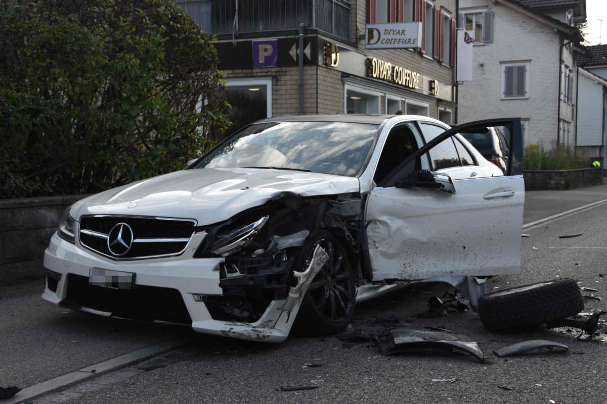 Gossau Sg Unfall Zwischen Zwei Autos Fordert Zwei Verletzte Polizei Schweiz Ch