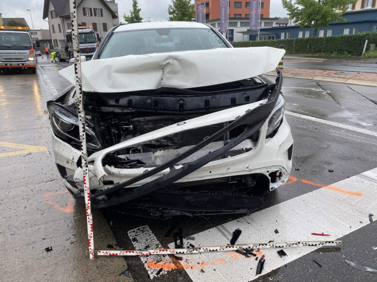 Unfall Baar Zg Zweifacher Totalschaden Nach Unerlaubtem Spurwechsel Polizei Schweiz Ch