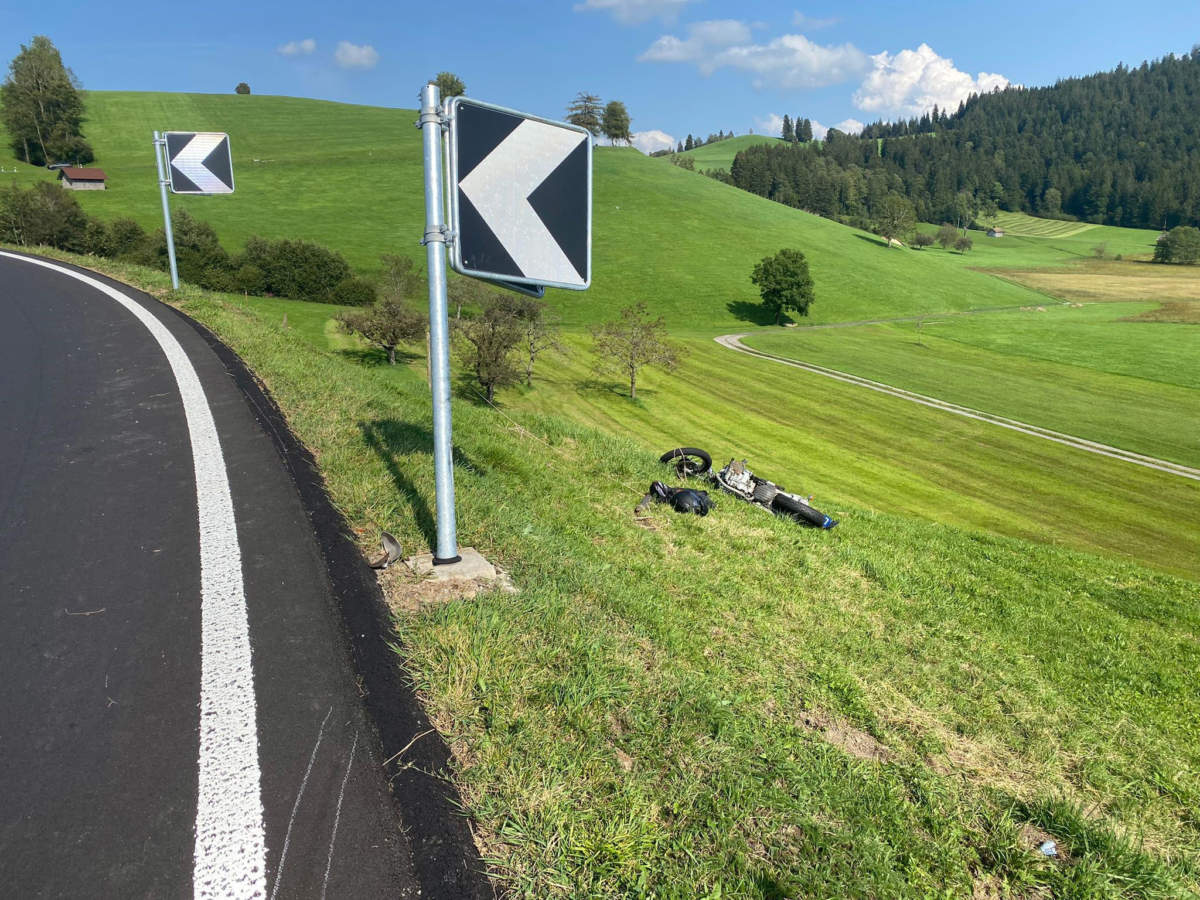 Unfall Oberageri Zg Motorradfahrer Von Strasse Abgekommen Erheblich Verletzt Polizei Schweiz Ch